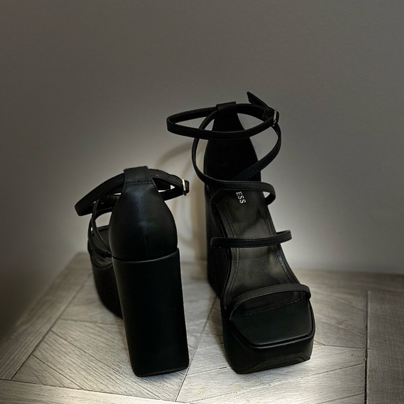 Ultrahigh platform heels - Picture 4 of 4